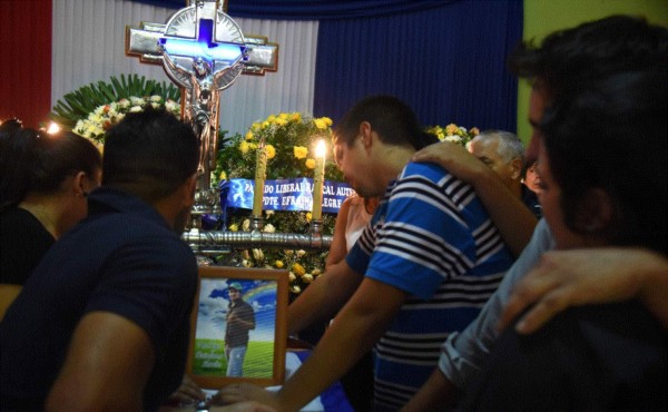 Multitud acude a sepelio de opositor muerto por policía en Paraguay