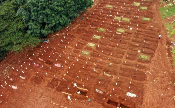 FOTOS: Cementerios saturados ante miles de muertos por coronavirus