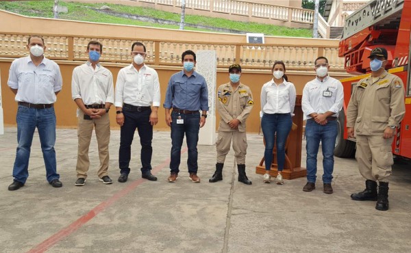 Ejecutivos de Inversiones La Paz durante la entrega del donativo al Cuerpo de Bomberos.