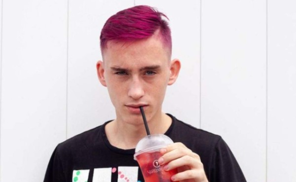 Agua con la que se bañaron y saludos: famosos que vendieron cosas insólitas a sus seguidores