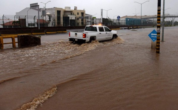 LO ULTIMO: Inundaciones y deslaves, primeros efectos de Patricia &nbsp;&nbsp;