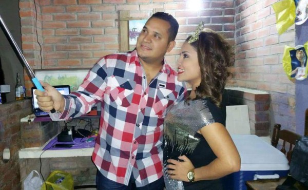 El romanticismo y elegancia de Ariela Cáceres de Andino causan furor en Facebook