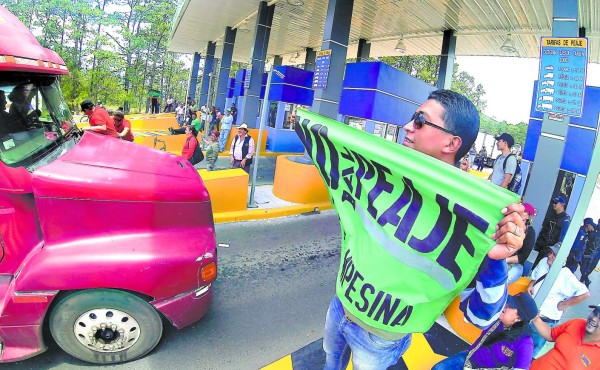 Con protestas de transportistas inicia cobro de peaje en Zambrano