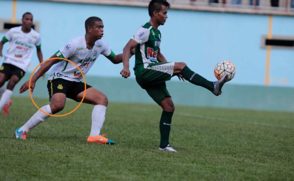 Hasta en las burocráticas de Tegucigalpa juegan con uniformes propios