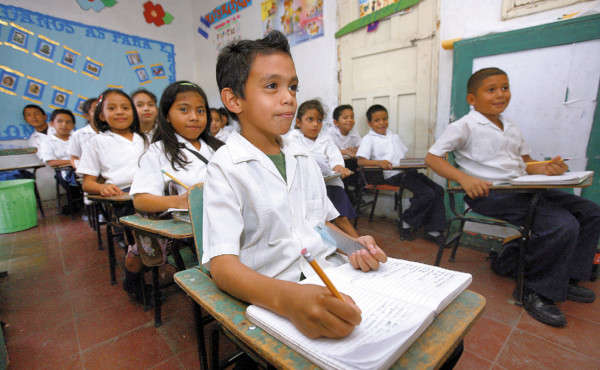 Por falta de fondos no se puede enseñar inglés y computación en Honduras