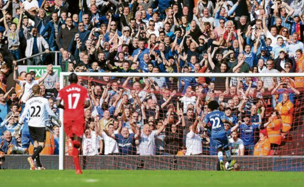 Chelsea derrota al Liverpool y relanza campeonato inglés