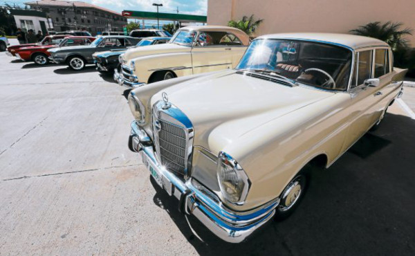 Ayudantes de Santa viajarán este año en autos clásicos
