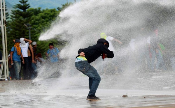 Chimbas, palos, piedras y hondas caseras en protesta frente a la UNAH