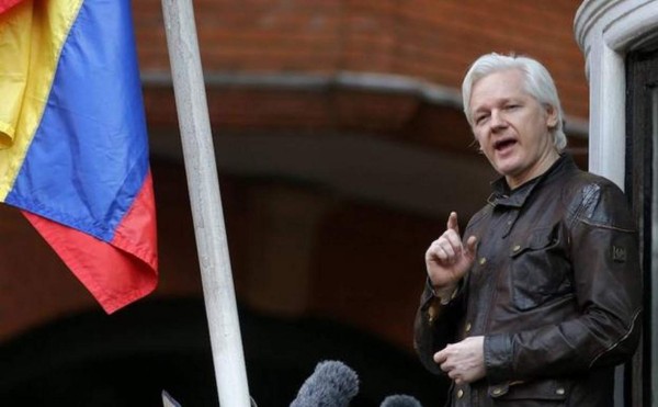 Oye voces y sufre maltrato: el calvario de Julian Assange en la cárcel