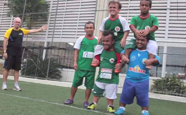 VIDEO: El equipo de enanos que causa furor en Brasil