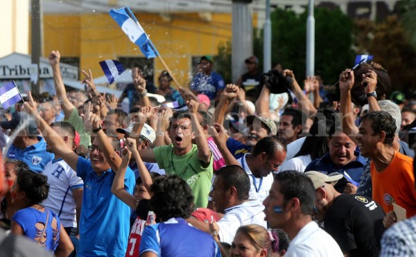 Capitalinos arman el ambiente en el parque Central por el partido de la 'H”