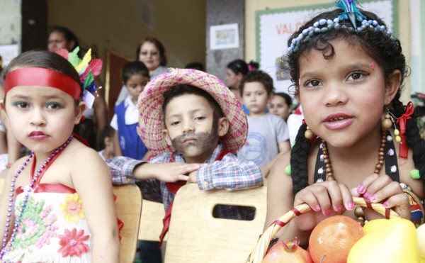 Estudiantes de la capital reviven la muerte del héroe nacional Lempira en la capital