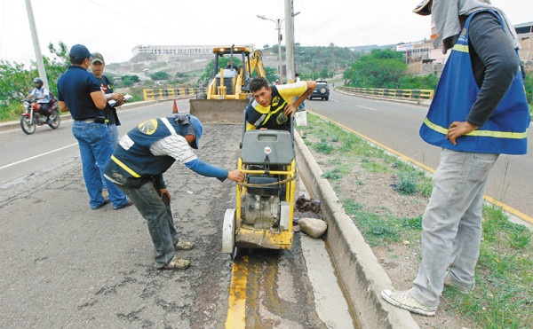 En diez días estarán reparados los baches del anillo periférico