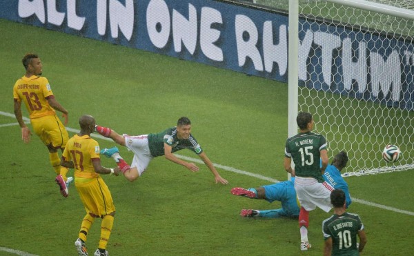 México debuta derrotando a Camerún y al mal arbitraje