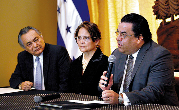 Canciller justifica irregularidad de cónsul en Phoenix