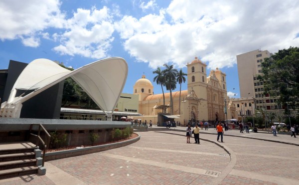 La capital da la bienvenida al verano con un festival en el centro