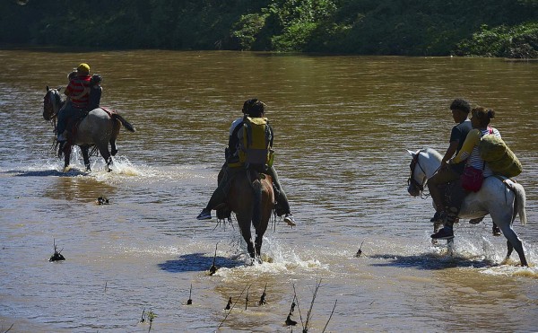 A caballo y en balsas, nicaragüenses cruzan hacia Honduras a vacunarse contra el covid-19