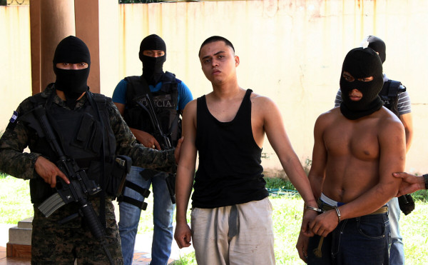 Con armas caen dos integrantes de la mara 18