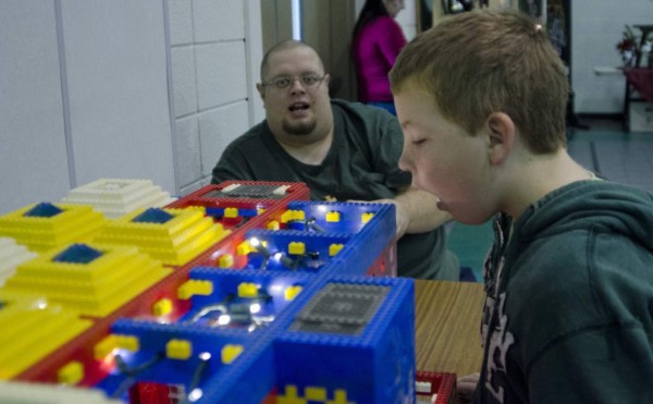 Estadounidense diseña y construye una iglesia de Legos