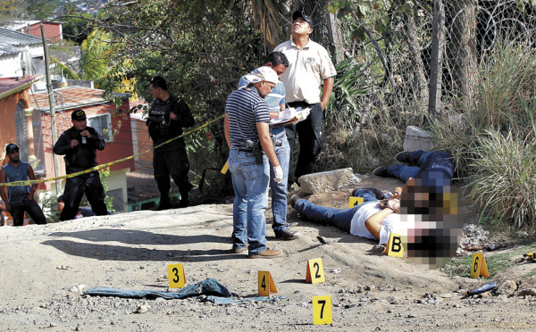 Raptan y ejecutan a dos jóvenes en el periférico