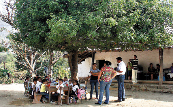 Reciben clases bajo un árbol por deuda a contratista