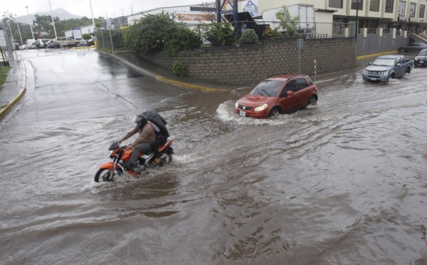 Inundaciones paralizaron tráfico en al menos cuatro bulevares