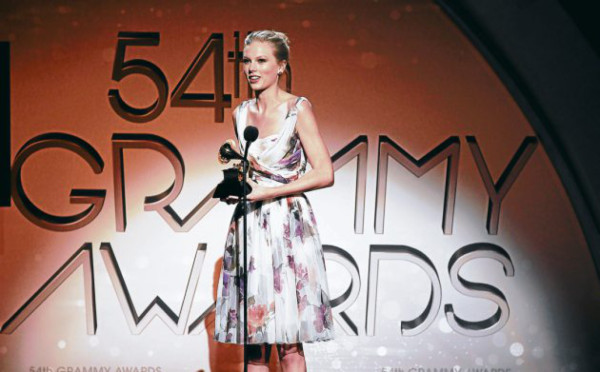 Resultado de autopsia de Whitney Houston retenido 'por seguridad'