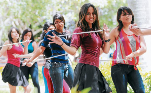 Jóvenes preparan fiesta cívica para desfiles patrios