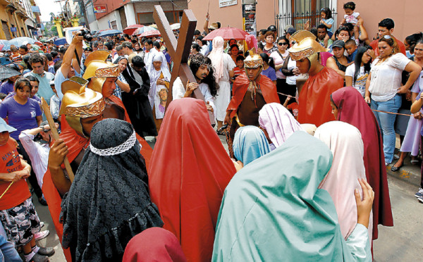 Honduras: Fieles reviven la pasión y la fe con el Vía Crucis bíblico