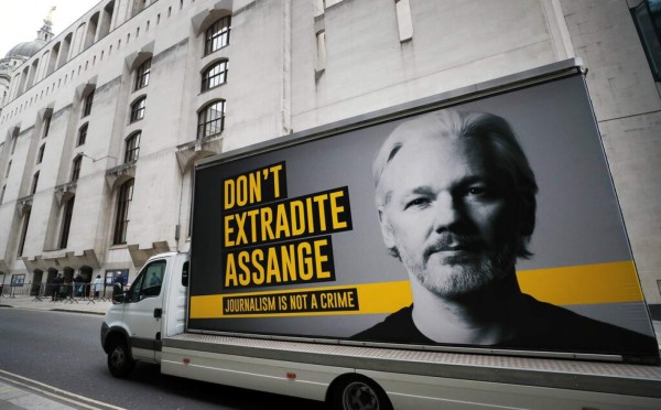 Oye voces y sufre maltrato: el calvario de Julian Assange en la cárcel