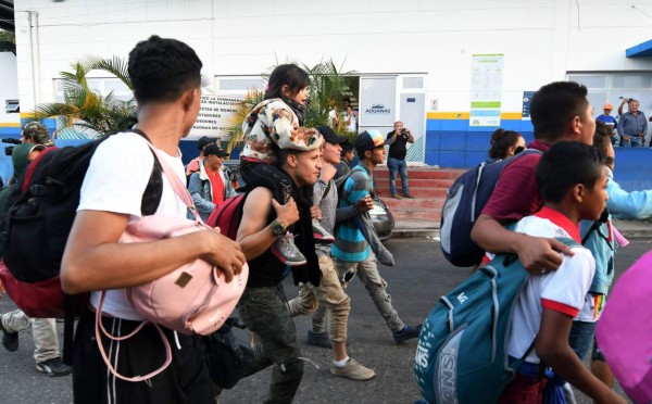 Las tristes imágenes que dejó la segunda gran caravana de hondureños al llegar a la frontera con Guatemala