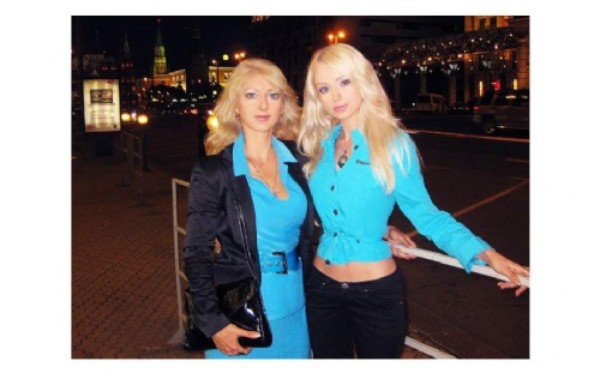 Tan extraños como ella, la ‘barbie humana’ presenta a su familia y amigos