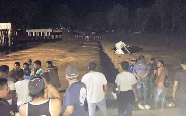 Rescatan a 15 personas en Guatemala tras volcar un camión en un río