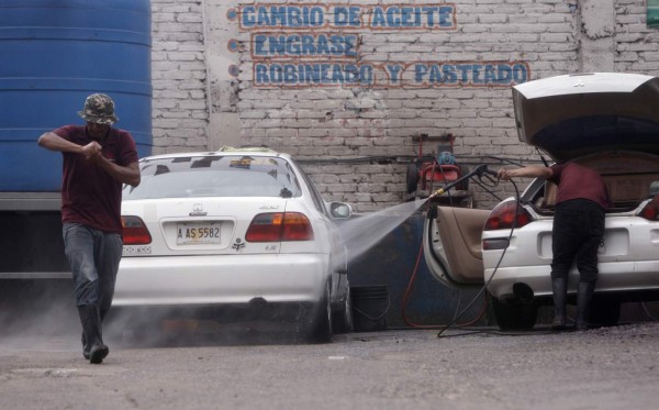 Prohíben uso de agua potable en car wash