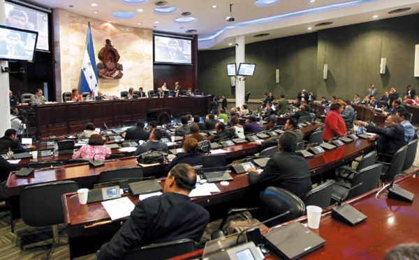 Proponen condonar cobros abusivos de ENEE