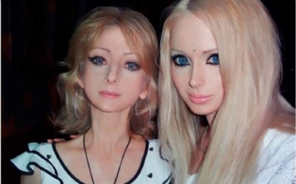 Tan extraños como ella, la ‘barbie humana’ presenta a su familia y amigos