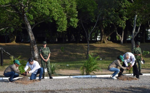 FOTOS: Risas y complicidad entre Juan Orlando y López Obrador, durante encuentro en México