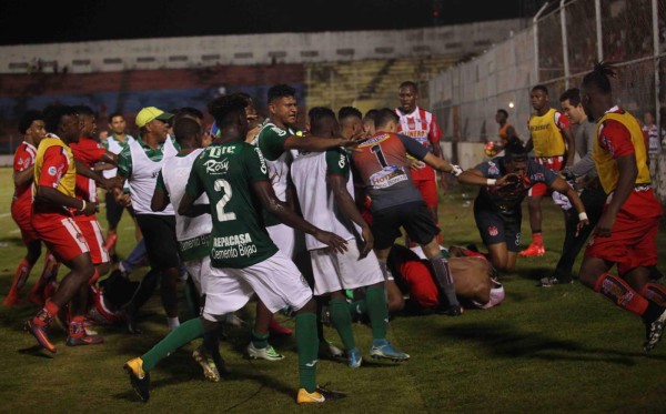 Fotos de la batalla campal en La Ceiba entre jugadores de Marathón y Vida