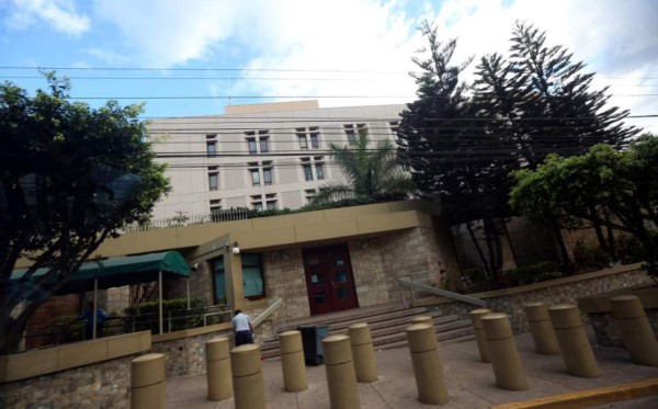 ¿Puede un inmigrante deportado solicitar la visa de turista para regresar a EE UU?