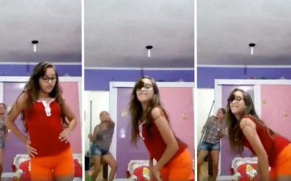 La graciosa reacción de una madre al encontrar bailando sexi a su hija