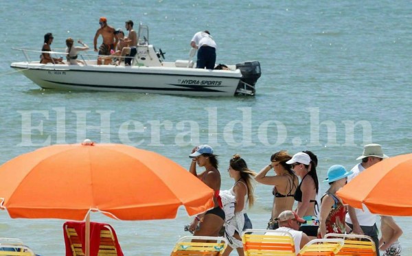 Hermosas mujeres adornan playas de Fort Myers, ciudad de preparación de Honduras ante EEUU
