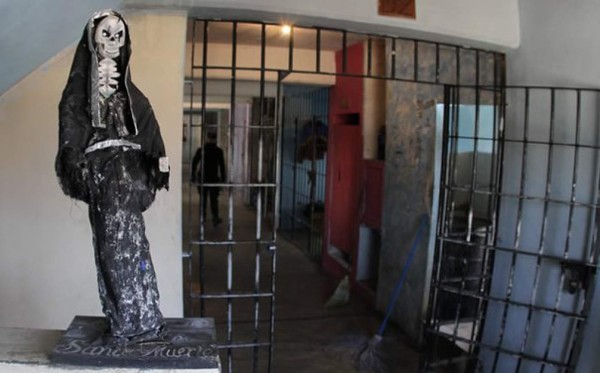 Un bar y lujosas celdas son hallados en penal mexicano donde 49 murieron en motín