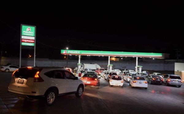 Marchan en México contra fuerte aumento de combustibles
