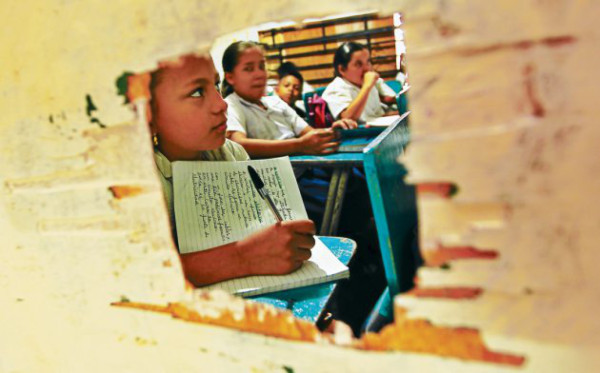 Gestionan fondos para trasladar centro educativo de barrio El Reparto