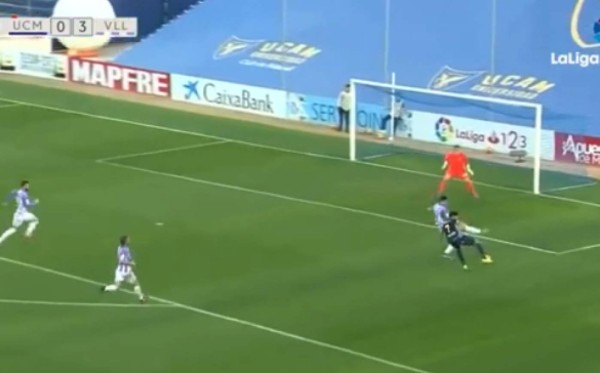 El hondureño Jona Mejía anota un golazo en la segunda división de España