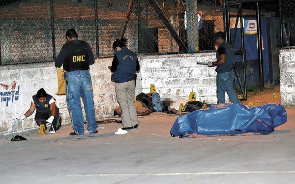 Masacran a cinco jóvenes que jugaban en una cancha