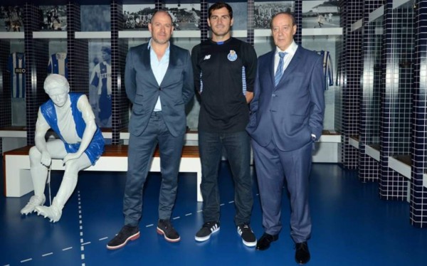 Iker Casillas ya es el jugador número 12 del Oporto