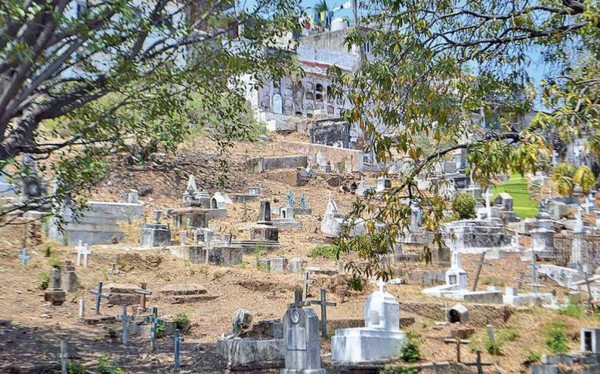 Imágenes aéreas de tumbas para víctimas de Covid-19 en Acapulco