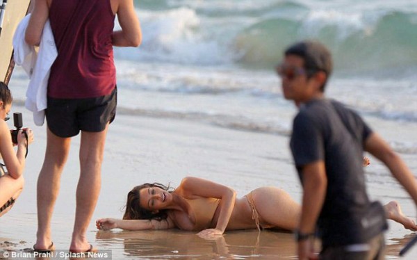 Kim Kardashian modela su trasero en playas de Tailandia
