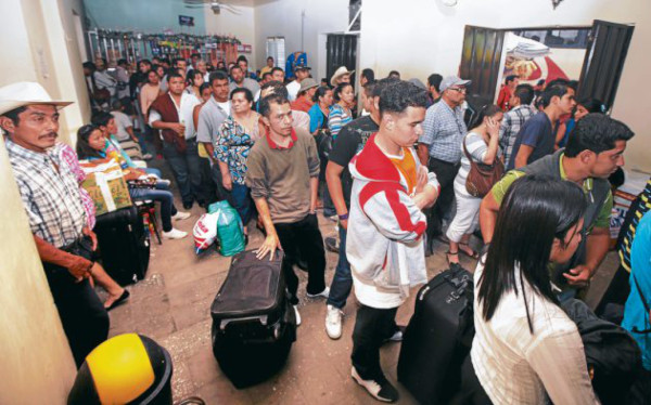 Abarrotan terminales de transporte
